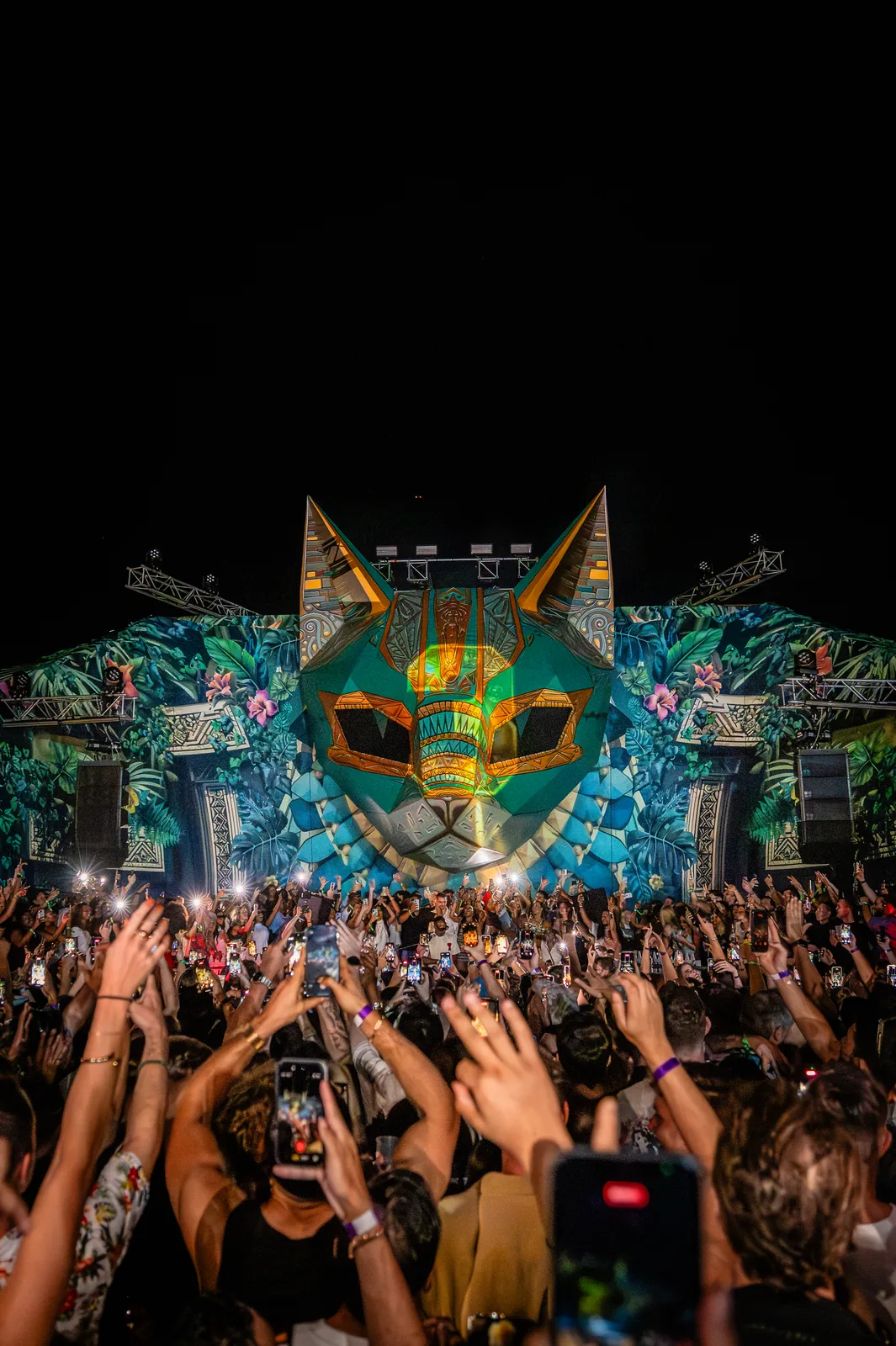The crowd in front of the Alcazar main stage at night